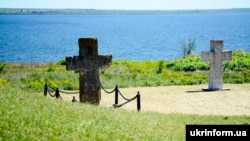 Хрести на могилах кошових отаманів Костя Гордієнка (ліворуч) і Василя Єрофєєва на території історико-культурної пам'ятки загальнонаціонального значення Кам'янська Січ поблизу села Республіканець Бериславського району Херсонської області