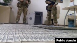 Гроші, знайдені під час спецоперації у першого заступника начальника Головного слідчого управління Генпрокуратури Володимира Шапакіна і заступника прокурора Київської області Олександра Корнійця, 7 липня 2015 року 