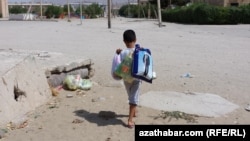 Dečak nosi namirnice u Balkanabatu. Usred ekonomske krize i produbljivanja siromaštva u Turkmenistanu, širom zemlje je sve više anegdotskih izveštaja o provalama, pljačkama i krađama iz prodavnica.