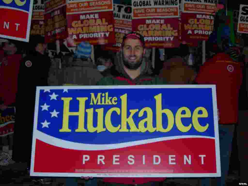 Ҷонибдори номзад Майк Ҳакабӣ дар Ню Ҳемпшир