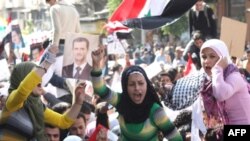 جمعيت چند هزار نفره جوانانی که در مرکز شهر دمشق گردآمده بودند، شعار می دادند: «استعمارگران گوش کنيد: سوريه هيچگاه به زانو در نخواهد آمد » و يا شعار می دادند « خدا، سوريه، بشار».(عکس:AFP)