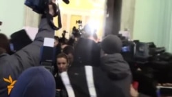 Судовий виконавець Лариса Сабодан оприлюднює ухвалу суду на забезпечення рішення звільнити КМДА