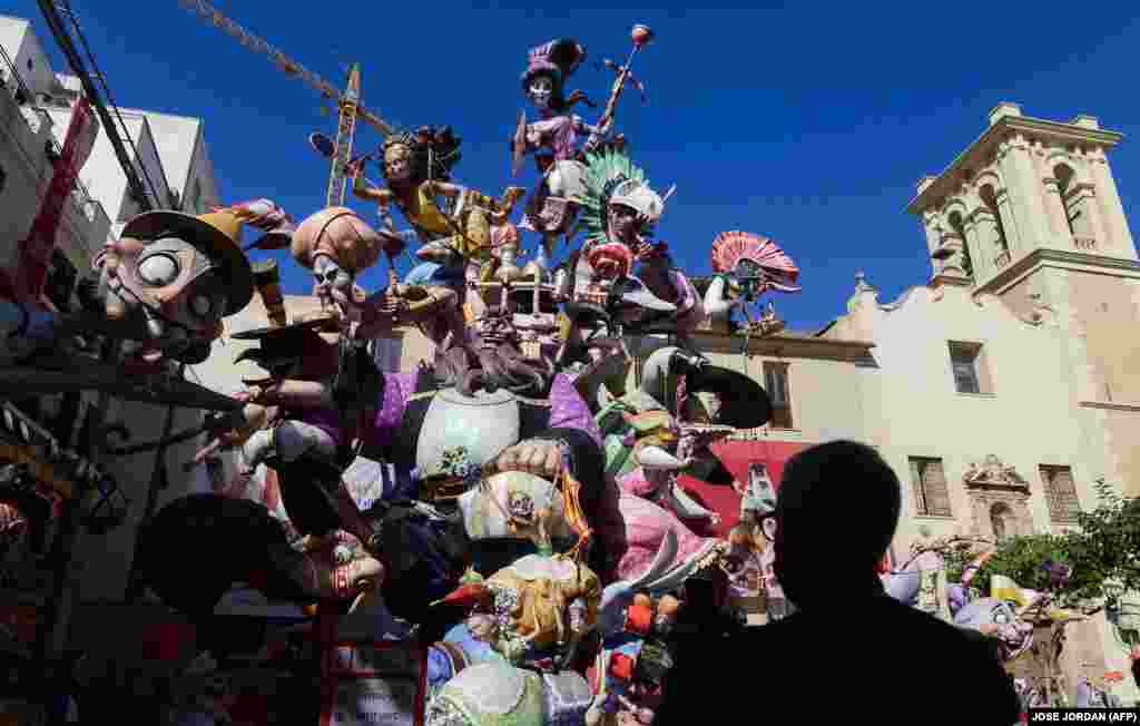 A Las Fallas fesztiválra manapság már nyolcszáz bábut, szobrot is felsorakoztatnak