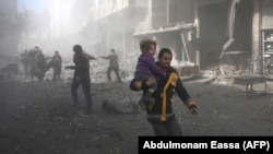 Цивільні тікають від обстрілу в Східній Гуті, Сирія, 19 лютого 2018 року