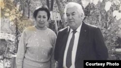 Рахмон Набиев с супругой Майрам Набиевой. Фото из семейного альбома было опубликовано на сайте «Азия-Плюс»