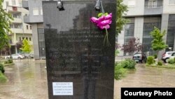 Pllaka përkujtimore ku mungon emri i Elizabetës, po ashtu e vrarë në shpërthimin e 13 marsit në Mitrovicë. 