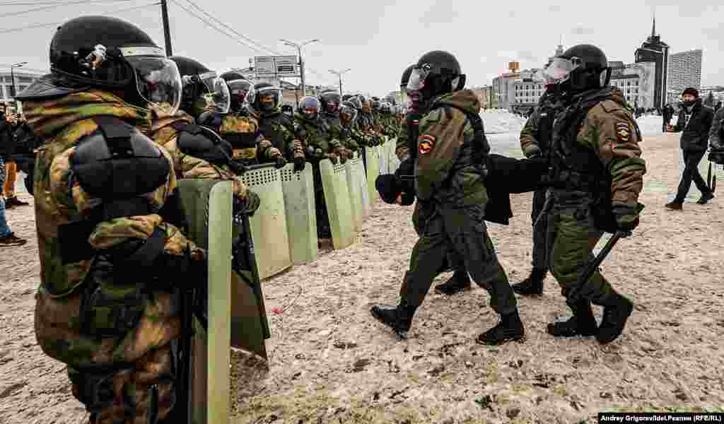 Полицијата апси маж за време на маршот за ослободување на затворениот опозициски лидер Алексеј Навални во Казан, Русија, на 31 јануари.