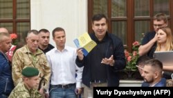 Fostul președinte georgian Mihail Saakașhvili la Lvov unde poliția ucraineană i-a înmânat actul de acuzare, 12 septembrie 2017 