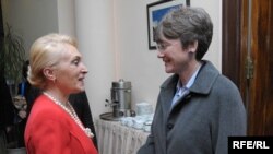 Представитель правящей партии Русудан Кервалишвили (слева) и бывший конгрессмен США Хизер Уилсон 