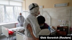 У червні президент Володимир Зеленський видав​​​ указ, що пропонує підвищення заробітних плат для медпрацівників