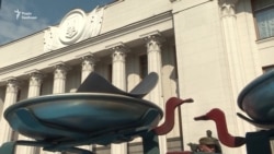 Супротивники продажу землі за безцінь «продавали» землю біля парламенту (відео)