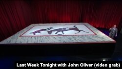 Джон Оливер и торт с падающим с коня Аркадагом