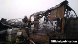 Сгоревший ангар, в котором сгорели семеро рабочих-мигрантов из Узбекистана.