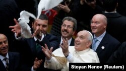 Аргентиналык Хорхе Марио Бергольо 2013-жылдын 13-мартында Рим папасы болуп шайланып, ысымын Ассизилик Ыйык Францисктин урматына өзгөрткөн.