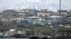 Вид на российский поселок на острове Кунашир, одном из четырех островов, о которых спорят Россия и Япония. Март 2007 года. 