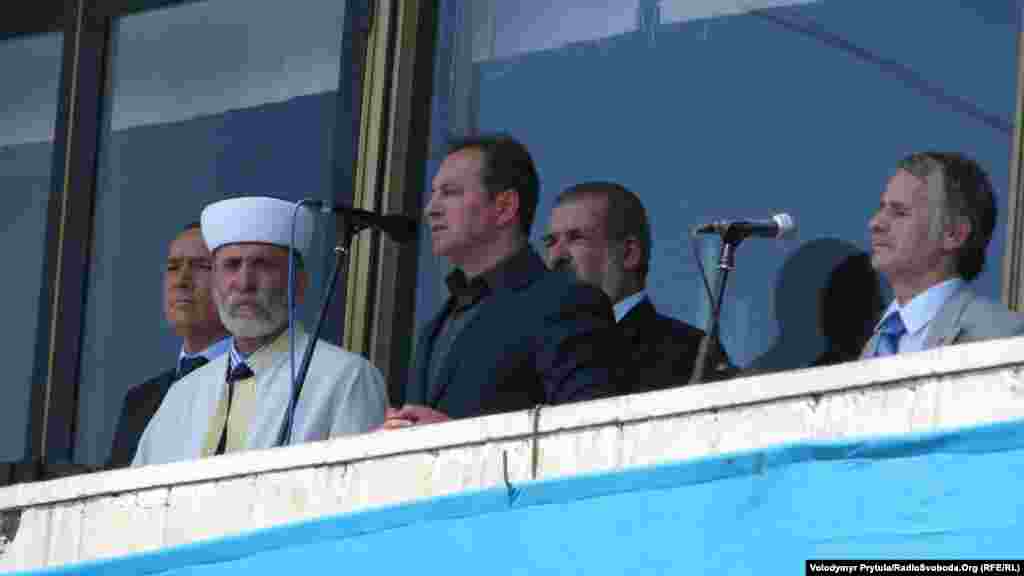 Від об&rsquo;єднаної опозиції на жалобному мітингу виступив віце-спікер українського парламенту Микола Томенко, який пообіцяв домагатися законодавчо визнання депортації кримських татар актом геноциду