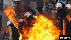 Массовые митинги, забастовки поджоги и столкновения с полицией - так простые греки встречают принятие парламентом мер жесткой экономии