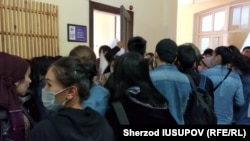 Узбекистанские студенты выстраиваются в длинные очереди, чтобы забрать свои документы из вузов Кыргызстана.