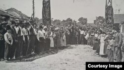 Adunare a sătenilor din Lăpușna imediat după Unire (Foto: Ion Țurcanu, Mihai Papuc, Basarabia în actul Marii Uniri de la 1918)