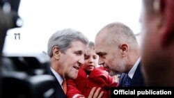 Sekretari amerikan John Kerry takoi edhe qytetarët që kishin dalë për ta përshëndetur...