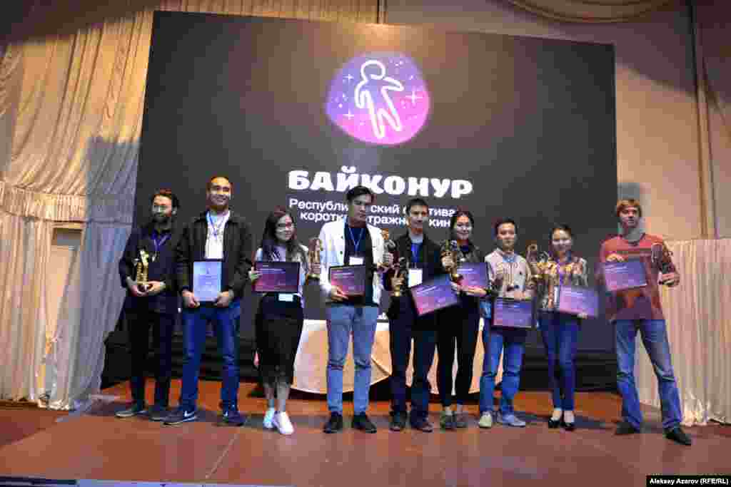 Коллективный снимок части победителей кинофестиваля. Примечательно, что никто из создателей получившего Гран-при фильма не пришел на церемонию. Возможно, не ожидали, что их работу признают&nbsp;лучшей.