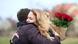 Ольга Хіжинкова, Міс Білорусь 2008 і колишня речниця ФК «Динамо Брест» обіймає свою родичку після звільнення з в'язниці в місті Жодіно, приблизно за 50 км на схід від Мінська, 30 грудня 2020 року