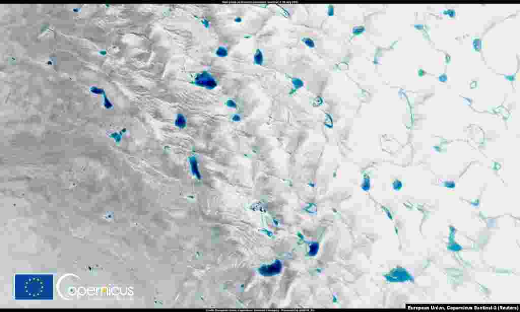 Puncte de gheață topită la 90 de kilometri de fiordul&nbsp;Kangerlussuaq, 29 iulie 2021.&nbsp;