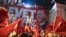 Susținătorii președintelui Recep Tayyp Erdogan celebrează victoria în fața sediului Partidului AKP
