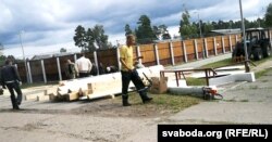 Güwläp duran tokaýyň arasyndaky kazarmalar tussaglardan doldy, töweregi beýikligi birnäçe metre ýetýän diwar hem tikenekli simler örtýär.