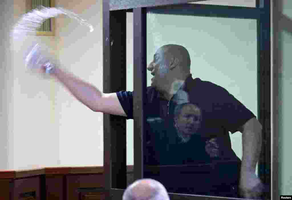 نیکا میلیا، رهبر مخالفان گرجستان که بازداشت شده است، در جریان جلسه دادگاه در تفلیس، به سمت قاضی آب می‌پاشد