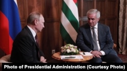 В ходе своего недолгого рабочего визита российский президент встретился тет-а-тет с президентом Абхазии Раулем Хаджимба и дал небольшой комментарий для прессы