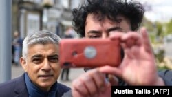 Sadiq Khan londoni polgármester szelfizik egy támogatójával a londoni polgármester-választás előtti kampányban, 2021. május 5-én