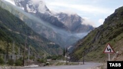 Самая дешевая и короткая дорога из Закавказья и дальше на север идет через Военно-Грузинскую и Военно-Осетинскую дороги. Осетины контролируют обе