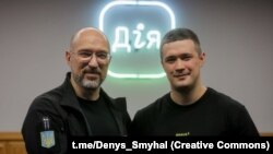 Міністр оборони України Денис Шмигаль (л) із міністром цифровох трансформації Михайлом Федоровим, який також координує проєкти в галузі виробництва дронів