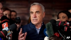 Candidatul independent, Călin Georgescu, este sprijinit de un mic partid, Partidul Oamenilor Tineri (POT) și, după spusele sale, de mulți voluntari.