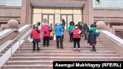 Участницы протестной акции у входа в здание министерства здравоохранения Казахстана. 3 февраля 2021 года.