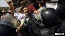 Morsijeve pristalice tokom protesta u sukobu s policijom, Kairo, 4. juli 2013.