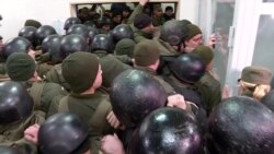 Десятки силовиків, 7 годин у «клітці» і гучна лайка. Відео сутичок з апеляційного суду