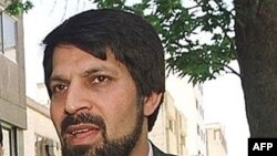 نشست همبستگی با عمادالدین باقی، به ابتکار کميسيون حقوق بشر جبهه مشارکت و با دعوت کميته پيگيری بازداشت های خودسرانه برگزار شد.(عکس:AFP)