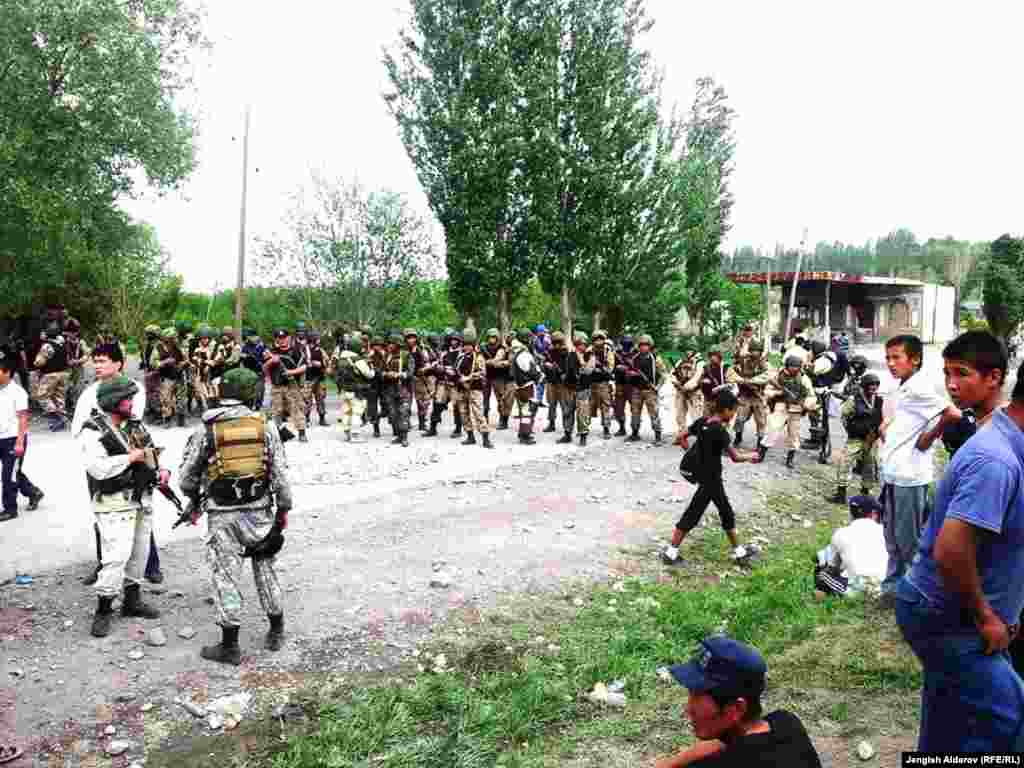 Чек арада турган кыргыз аскерлери, Жака-Өрүк, 8-май.