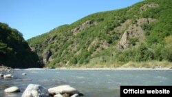 Воды реки в последние годы загрязняются в основном из-за дробилок и сточных вод, а также военной базой в Дзауском районе