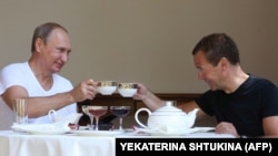 Чаювання Володимира Путіна (л) та Дмитра Медведєва, архівне фото, 2015 рік
