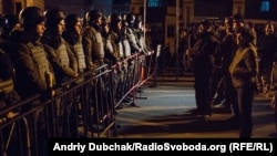 Учасників акції проти затримання «блокадників» торгівлі з ОРДЛО зустрів кордон бійців Нацгвардії біля Адміністрації президента України, Київ, 13 березня 2017 року