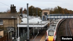 قطار خط آهن شمال شرقی لندن جاییکه حمله با چاقو صورت گرفت، در ایستگاه هانتینگدون در نزدیک کمبریج بریتانیا.
دوم نوامبر ۲۰۲۵
