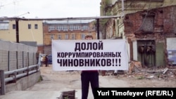 Russia -- А protester blocks the gate to the construction site of "Kadashi" to stop demolition of the historical center of Moscow, 24May2010