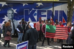 Pristalice poziraju sa zastavom ispred autobusa s natpisom "Kennedy" prije političkog skupa s predsjedničkim kandidatom Robertom F Kennedyjem mlađim u Filadelfiji, Pensilvanija, 9. oktobra 2023.