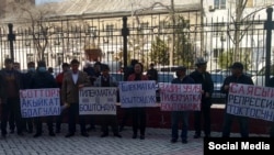 Тилекмат Кудайберген уулунун тарапташтары сот имаратынын жанында. 2021-жылдын, 6-апрели. 