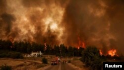 Šumski požar u blizini kuće u selu Kirinthos, na ostrvu Evia, Grčka, 6. augusta 2021. 