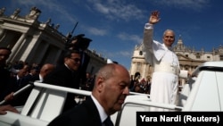 Papa Leon al XIV-lea a făcut duminică primul său drum cu papamobilul, înainte de Liturghia solemnă din piața Sfântul Petru, care va marca și începutul pontificatului său.