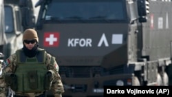 Косово. Сарбози НАТО аз гурӯҳи ҳомии сулҳи KFOR деҳаи Лепосавичро назорат мекунад. 13 декабри соли 2018